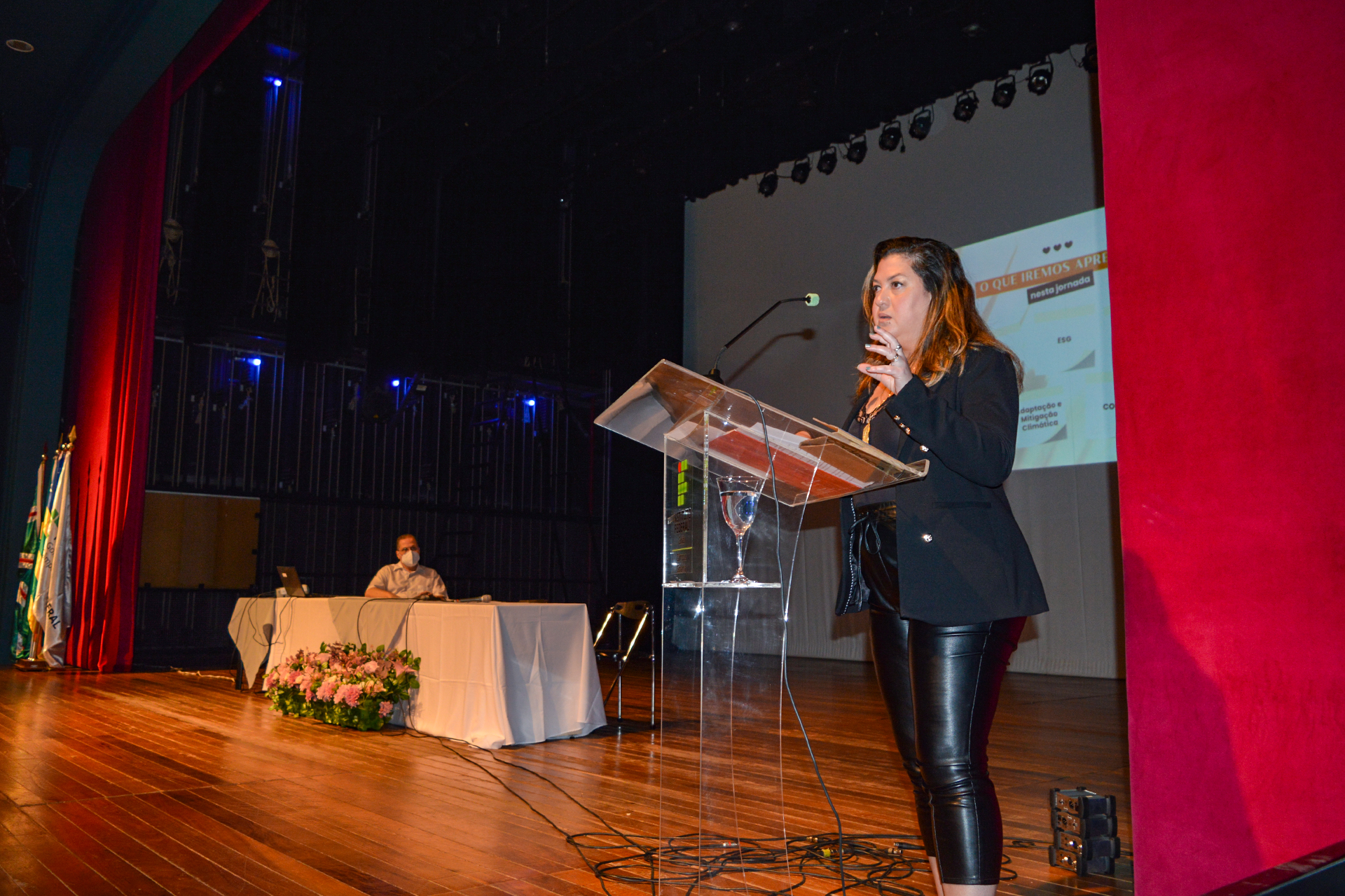  A palestrante convidada,  Luciana Figueras, ministrou a palestra de abertura da Secitec 2023, sobre o tema: “O Clima e a Sustentabilidade”, na manhã desta segunda-feira, 16/10, no Teatro do IFG.